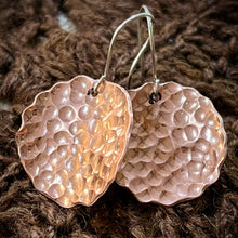Load image into Gallery viewer, Hammered earrings