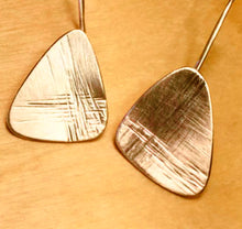 Load image into Gallery viewer, Hammered earrings